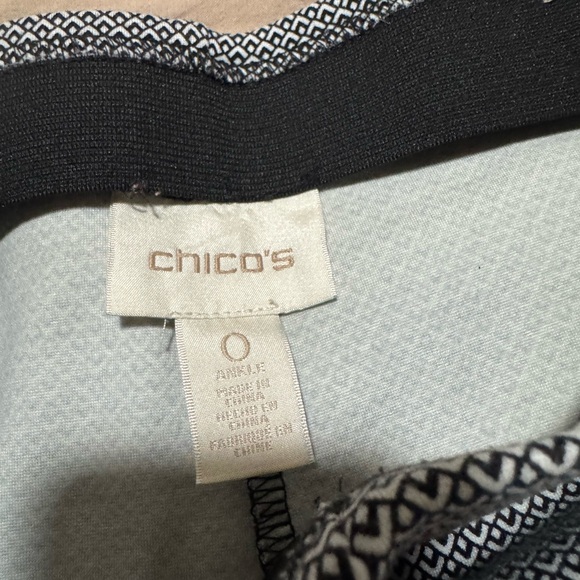 Chico's Size 0 (4) Black & White Geometric Stretch Slim Ankle Pants - Picture 3 of 4